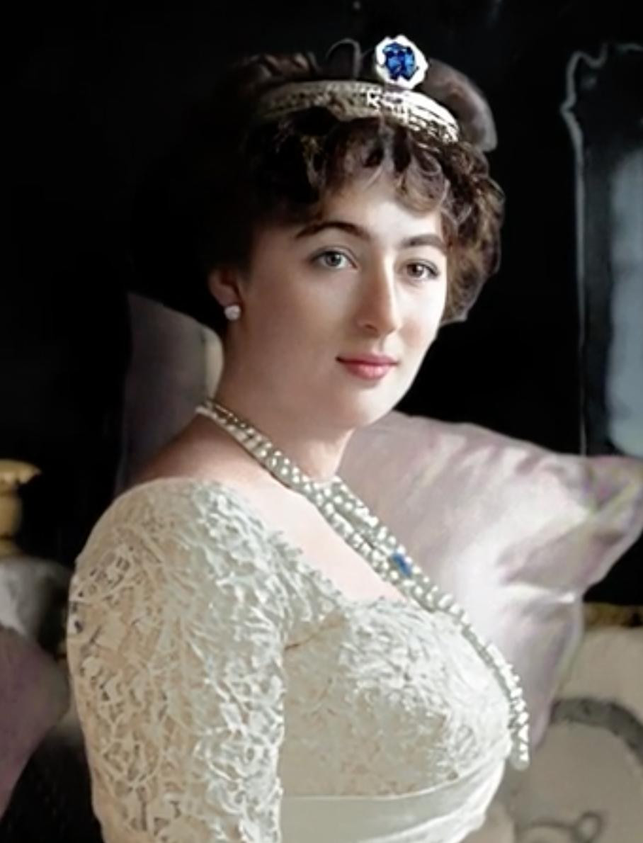 Trong những thú vui xa xỉ, bà Evalyn rất thích kim cương. Trong bộ sưu tập của bà có nhiều viên kim cương giá trị, bao gồm viên kim cương Ngôi sao phương Đông nổi tiếng 94 carat (18,8g). Bà đã chi 200.000 USD (hơn 4,2 tỷ VND theo tỷ giá hiện tại) để sở hữu viên đá quý này.