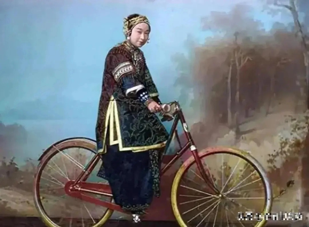 Một phụ nữ thời nhà Thanh chụp ảnh với chiếc xe đạp. Vào cuối thời nhà Thanh, mỗi chiếc xe đạp có giá khá đắt đỏ, khoảng 50 lạng bạc.
