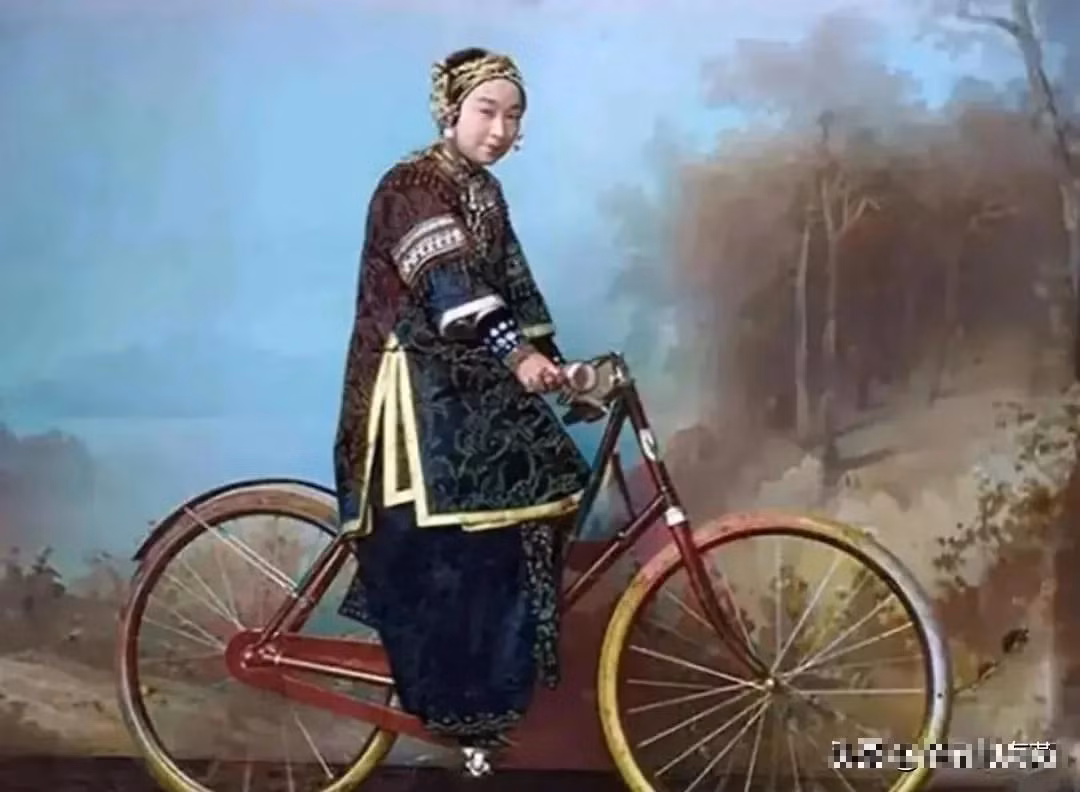 Một phụ nữ thời nhà Thanh chụp ảnh với chiếc xe đạp. Vào cuối thời nhà Thanh, mỗi chiếc xe đạp có giá khá đắt đỏ, khoảng 50 lạng bạc.