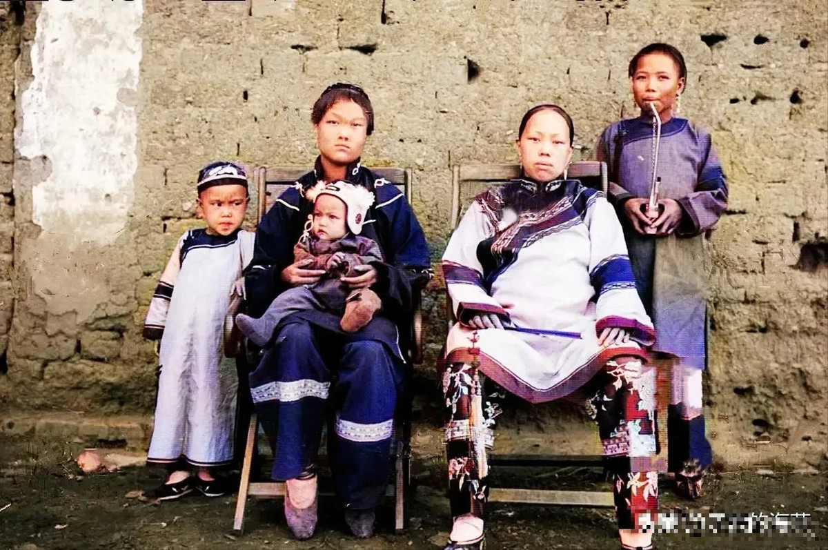 Khác xa phim ảnh, nhiều phụ nữ sống vào cuối thời nhà Thanh có nhan sắc kém xinh, vóc dáng thấp bé.