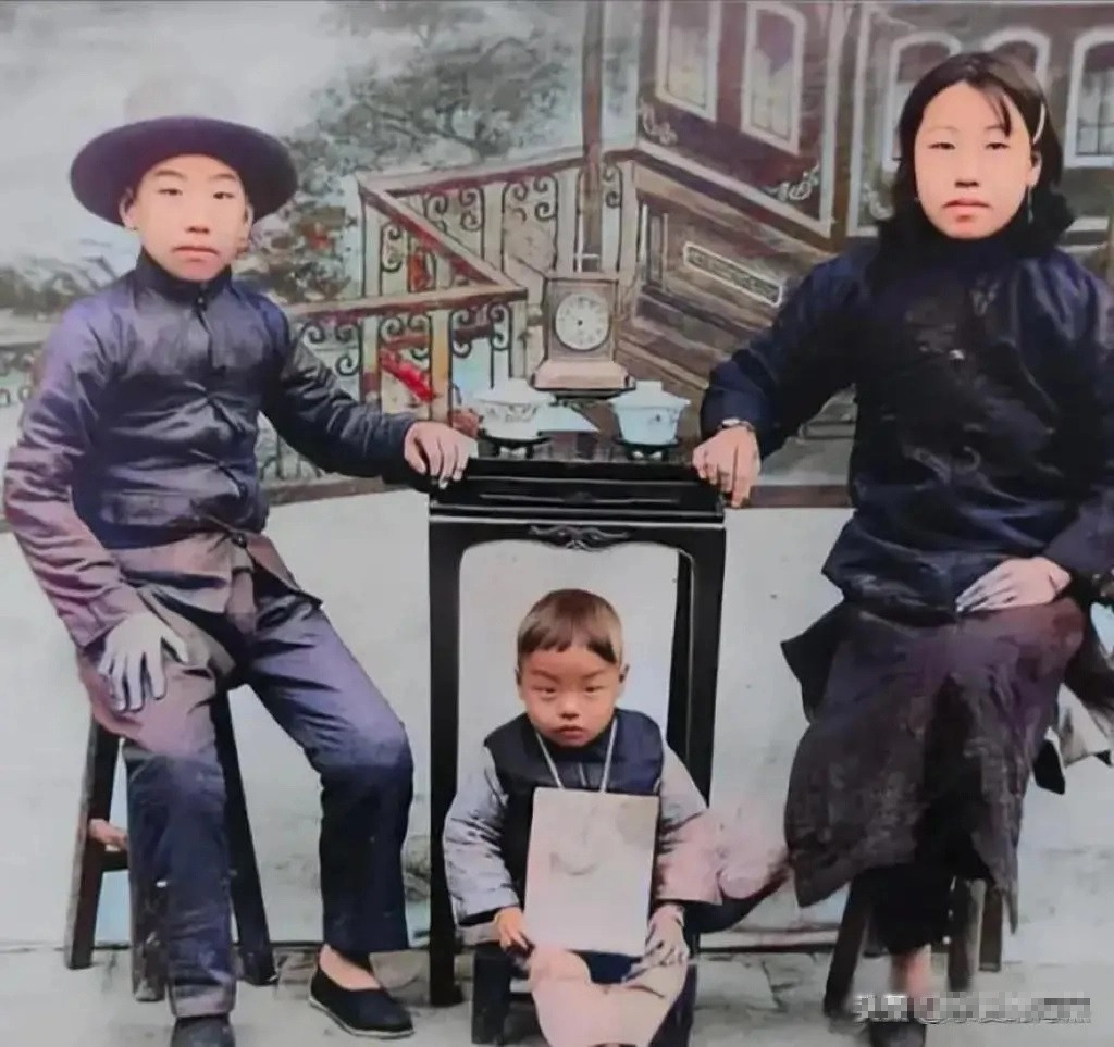 Một gia đình 3 người chụp ảnh kỷ niệm. Trong ảnh, người chồng 13 tuổi, người vợ 17 tuổi và người con trai 2 tuổi.