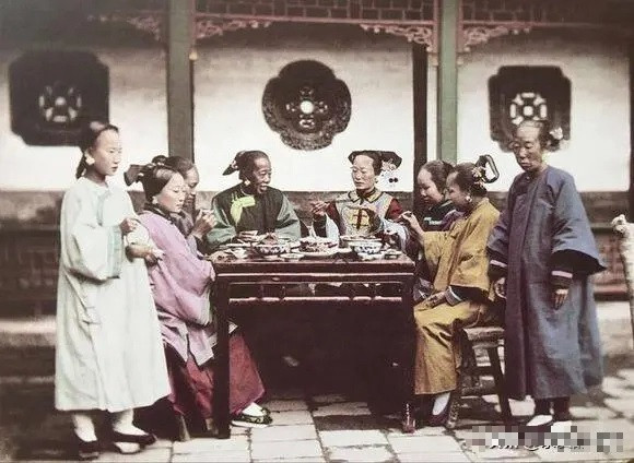 Bữa ăn cơm thịnh soạn của một gia đình quý tộc. Đứng hai bên là 2 người hầu luôn sẵn sàng phục vụ các yêu cầu của chủ nhân.