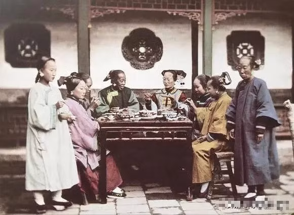 Bữa ăn cơm thịnh soạn của một gia đình quý tộc. Đứng hai bên là 2 người hầu luôn sẵn sàng phục vụ các yêu cầu của chủ nhân.