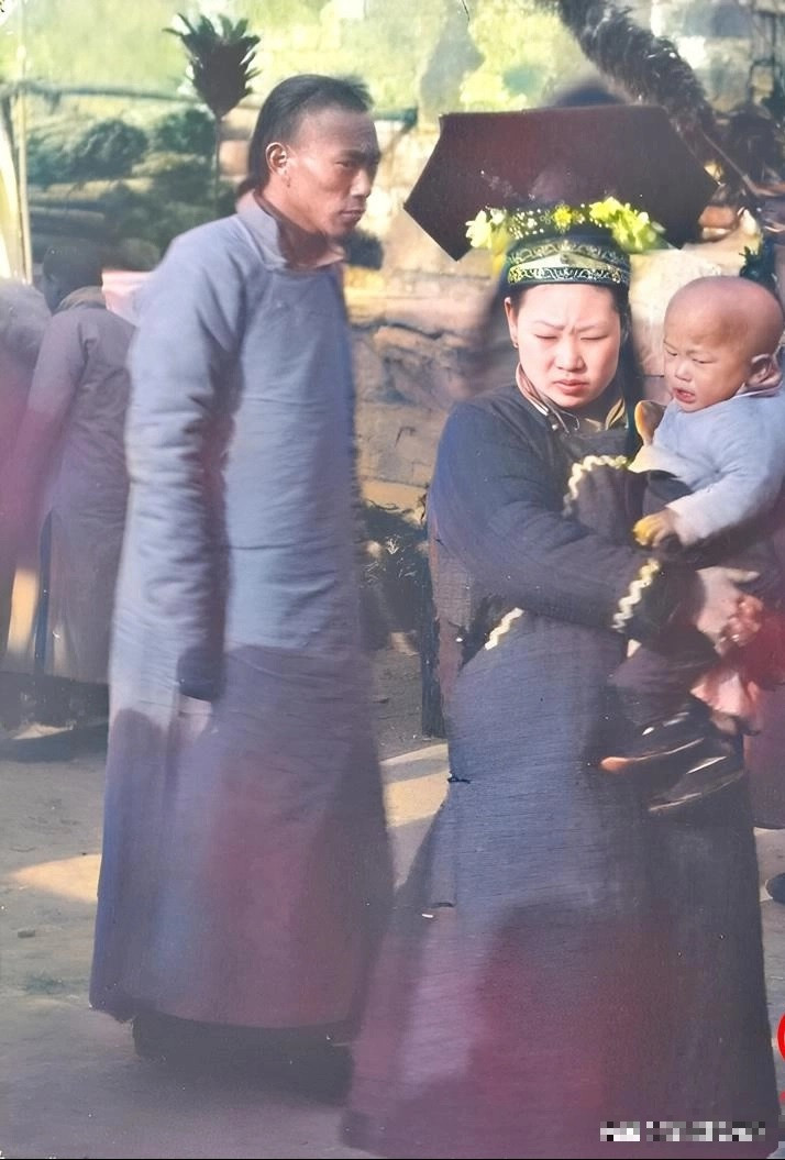 Hai mẹ con đưa nhau đi dạo chơi trong một ngày nắng đẹp.