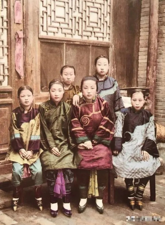 Một nhóm thiếu nữ nhà Thanh có đôi chân "gót sen ba tấc".