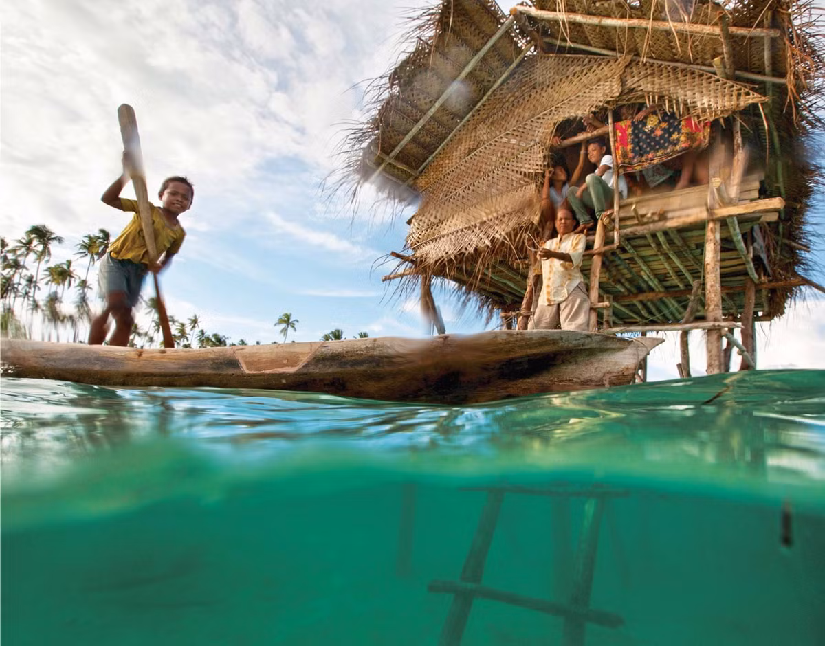 Với lối sống bán du mục, người Bajau không phải công dân của quốc gia nào. Do không có quốc tịch nên các thành viên của bộ tộc này không có quyền công dân, được hưởng các phúc lợi xã hội như người dân ở các nước.