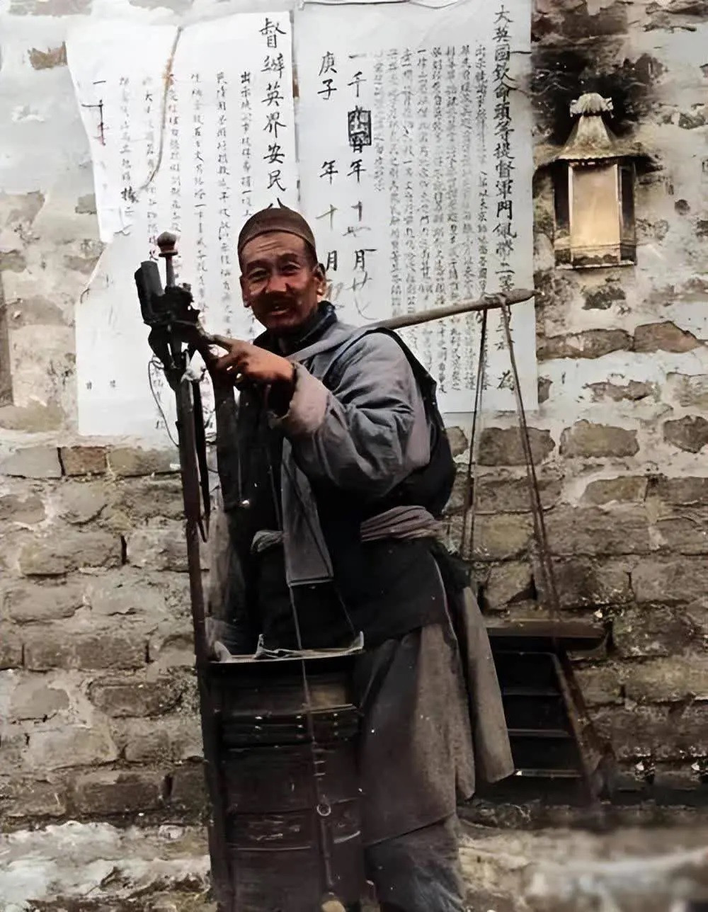 Một thợ cắt tóc mang theo các dụng cụ đi khắp các con phố để phục vụ khách hàng có nhu cầu.