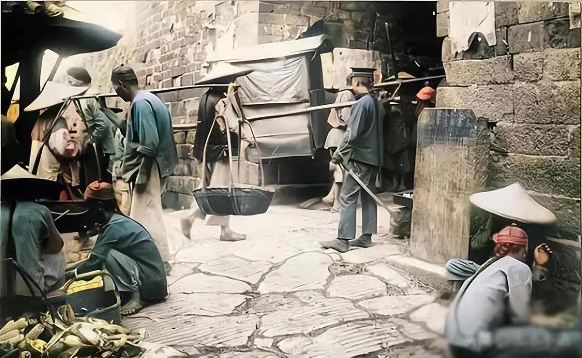 Giao thương buôn bán sầm uất tại một cổng thành ở Bắc Kinh, Trung Quốc cuối thời nhà Thanh.