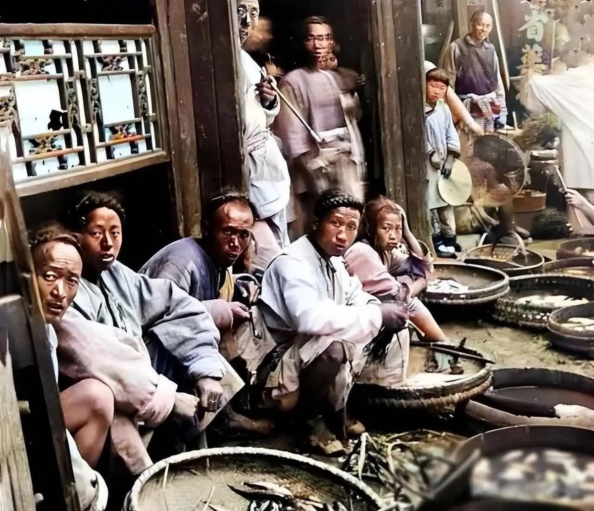 Những tiểu thương ngồi bán cá trong một góc chợ.