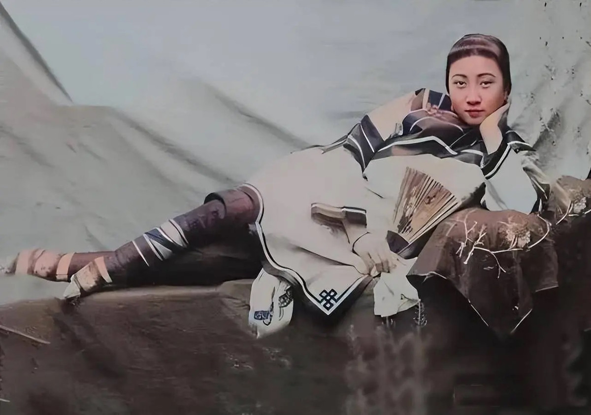 Tiểu Vinh Hỉ là một trong 3 kỹ nữ nổi tiếng nhất cuối thời nhà Thanh. Nàng kỹ nữ xinh đẹp này khoe đôi chân gót sen ba tấc.