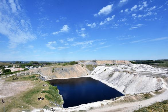 Thêm nữa, hồ nước này còn chứa nhiều chất thải ô tô, xác động vật... Vì vậy, giới chức trách khuyến cáo người dân không nên ngâm mình dưới nước hồ cũng như nhuộm đen nước hồ.