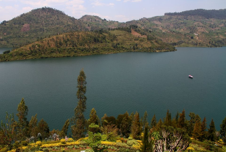 Theo nghiên cứu của các chuyên gia, áp lực nước trong hồ Kivu hiện cao gấp 2 lần áp suất khí. Vậy nên, du khách có thể bơi ở nơi đây. Tuy nhiên, không nhiều người muốn đánh cược tính mạng bản thân với “sát thủ" nguy hiểm dưới lòng hồ.