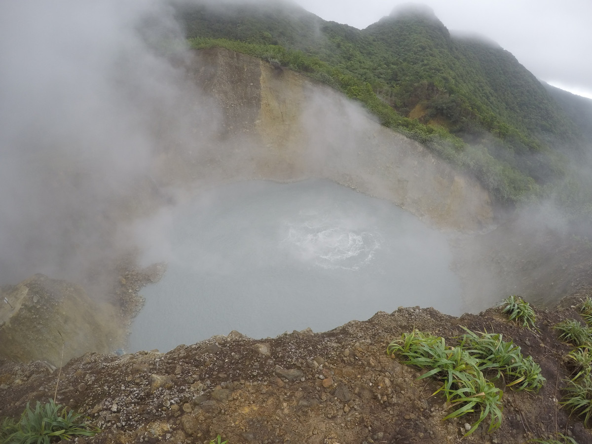 Hồ nước sôi (Boiling Lake) nằm trong Công viên quốc gia Morne Trois Pitons, Dominica là vùng nước "tử thần" được nhiều người biết đến. Là hồ nước nóng lớn thứ hai trên thế giới, nhiệt độ đo được ở khu vực quanh mép hồ là khoảng 82 - 92 độ C.