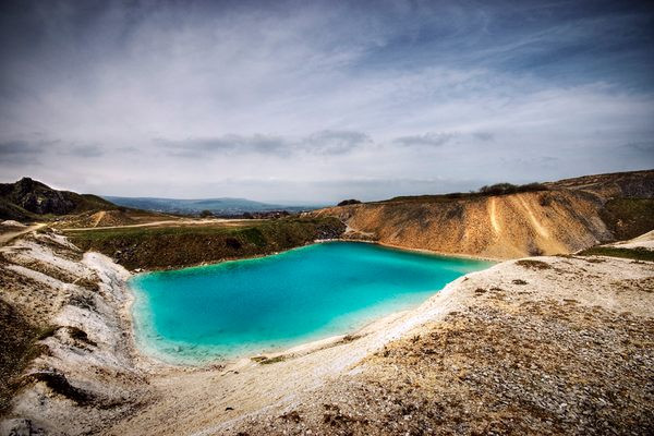 Blue Lagoon là một khu mỏ bỏ hoang bị ngập nước ở Harpull Hill, Anh. Hồ nước tại đây khiến du khách mê mệt vì nước có màu xanh như ngọc bích.