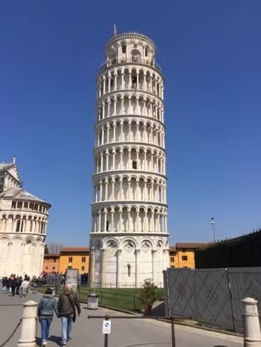 Là niềm tự hào của người dân Italy, tháp nghiêng Pisa được xây dựng năm 1173 đứng vững sau 4 trận động đất mạnh và trải qua 2 cuộc chiến tranh thế giới. Điều khiến công chúng tò mò là vì sao tháp nghiêng Pisa bị nghiêng nhưng vẫn đứng vững suốt hàng trăm năm qua.