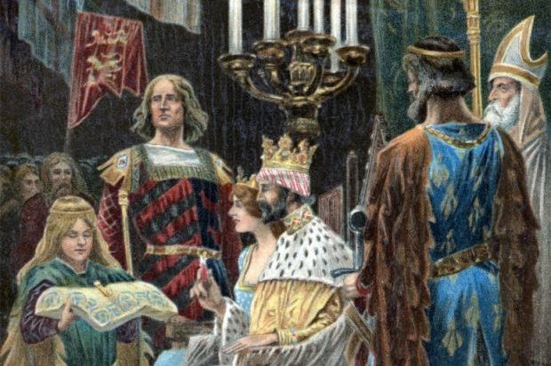 Ngay cả khi nhà vua và hoàng hậu đi ngủ, họ cũng không bao giờ đóng cửa phòng vì những người hầu luôn túc trực ở bên ngoài, ghi chép tỉ mỉ về các sinh hoạt hàng ngày của chủ nhân.