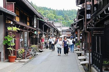 Theo các chuyên gia, nhiều ngôi nhà và đền thờ ở thị trấn Hida-Takayama được xây dựng từ thế kỷ thứ 18. Những con đường trong thị trấn cổ kính này được bao bởi các con kênh nhỏ với dòng nước trong xanh.