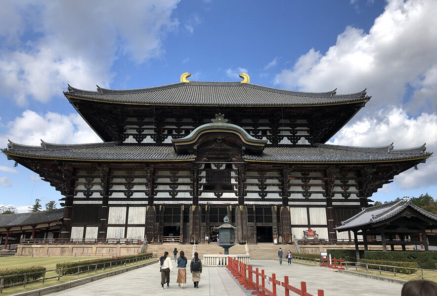 Đền Todaiji là một trong những nơi đặt bức tượng Phật Đại Nhật Như Lai (Daibutsu) bằng đồng lớn nhất thế giới.
