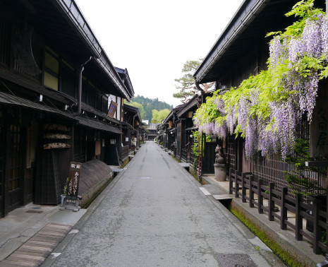Được mệnh danh là "Kyoto thu nhỏ", Hida-Takayama - thị trấn tuyệt đẹp như chốn thần tiên - nổi tiếng Nhật Bản gây ấn tượng với du khách bởi vẻ đẹp cổ kính của các ngôi nhà, đền thờ... và không khí rất đỗi bình yên.