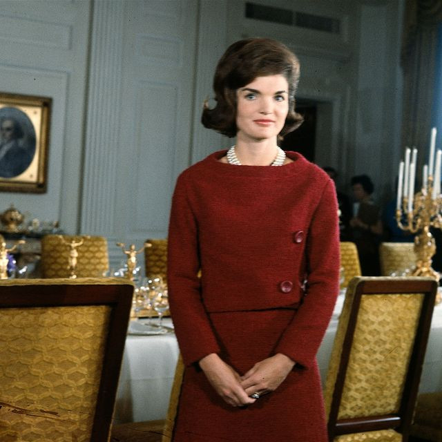 Jacqueline Kennedy Onasis là một trong những đệ nhất phu nhân nổi tiếng nhất nước Mỹ vì nhiều lý do. Trong số này, bà gây ấn tượng lớn với phong cách thời trang. Do đó, bà được coi là một biểu tượng của thời trang thế kỷ 20.