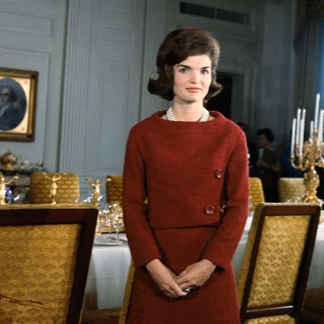 Jacqueline Kennedy Onasis là một trong những đệ nhất phu nhân nổi tiếng nhất nước Mỹ vì nhiều lý do. Trong số này, bà gây ấn tượng lớn với phong cách thời trang. Do đó, bà được coi là một biểu tượng của thời trang thế kỷ 20.