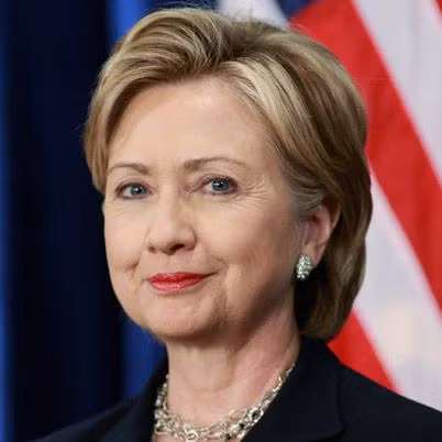 Hillary Clinton là một trong những đệ nhất phu nhân có sức ảnh hưởng lớn nhất nước Mỹ. Bà là vợ của Tổng thống Bill Clinton (nhiệm kỳ từ năm 1993 - 2001). Trong thời gian làm nữ chủ nhân Nhà Trắng, bà đã đồng hành, ủng hộ các hoạt động của chồng cũng như thực hiện nhiều chiến dịch, hoạt động xã hội được đánh giá cao.