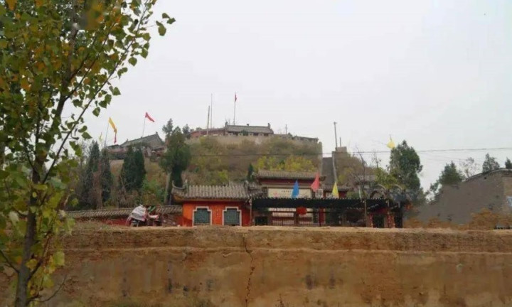 Thậm chí, một vài người cho rằng âm thanh đó có thể đến từ "cõi âm" do hoàng đế Hiếu Tĩnh buông lời nguyền rùng rợn.