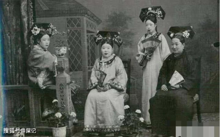 Nhan sắc của bốn phi tần khiến nhiều người thất vọng vì họ có gương mặt khá tròn trịa, thậm chí lưng hơi gù.