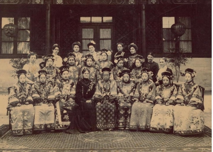 Bức ảnh chụp các phi tần trong hậu cung nhà Thanh chụp ảnh trước Đại sứ quán Mỹ. Khi xem ảnh, nhiều người "ngã ngửa" khi biết được nhiều phi tần có ngoại hình thấp bé, dung mạo kém xinh không giống như trong các bộ phim cổ trang về giai đoạn lịch sử này.