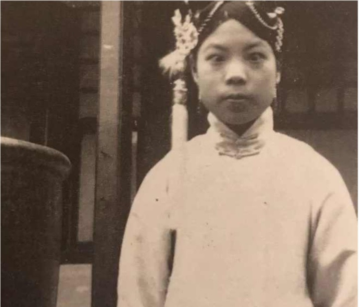 Thục phi Văn Tú nổi tiếng sử sách là một mỹ nhân tài sắc vẹn toàn. Thế nhưng, khi xem ảnh, nhiều người nhận ra tiêu chuẩn vẻ đẹp phụ nữ của người xưa khác xa ngày nay.