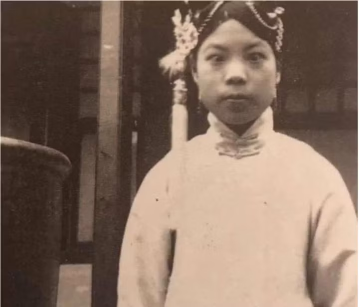 Thục phi Văn Tú nổi tiếng sử sách là một mỹ nhân tài sắc vẹn toàn. Thế nhưng, khi xem ảnh, nhiều người nhận ra tiêu chuẩn vẻ đẹp phụ nữ của người xưa khác xa ngày nay.