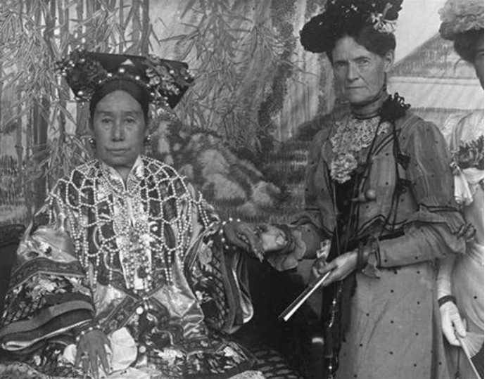 Từ Hi Thái hậu là người phụ nữ quyền lực, nắm quyền khuynh đảo triều chính nhà Thanh trong gần 50 năm. Nhiều sử liệu mô tả vị thái hậu này có nhan sắc kiều diễm, quyến rũ. Thế nhưng, bức ảnh chụp này cho thấy Từ Hi Thái hậu có dung mạo khá bình thường.