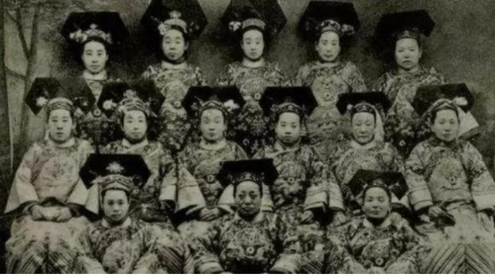 Bức ảnh tập thể chụp các phi tần, cách cách cuối thời nhà Thanh.