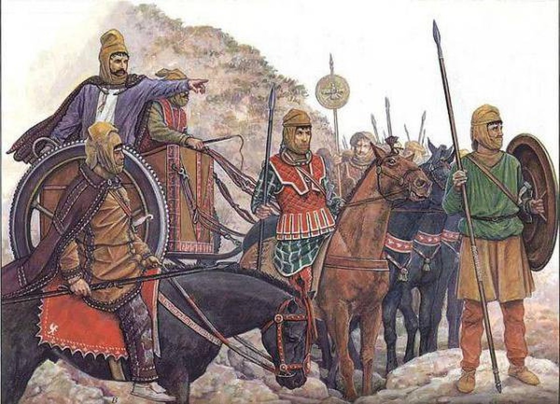 Theo ghi chép của nhà sử học Herodotus, đội quân bất tử của đế chế Ba Tư khiến nhiều kẻ thù khiếp sợ. Đội quân này đóng vai trò quan trọng khi vừa là Cấm Vệ Quân vừa là quân đội thường trực trong thời kỳ mở rộng lãnh thổ của Ba Tư.