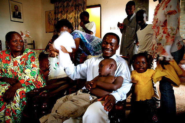 Bộ tộc Balue ở Cameroon cũng theo chế độ mẫu hệ. Tại vùng đất "Nữ Nhi Quốc" ngoài đời thực này, trẻ em theo họ của mẹ.