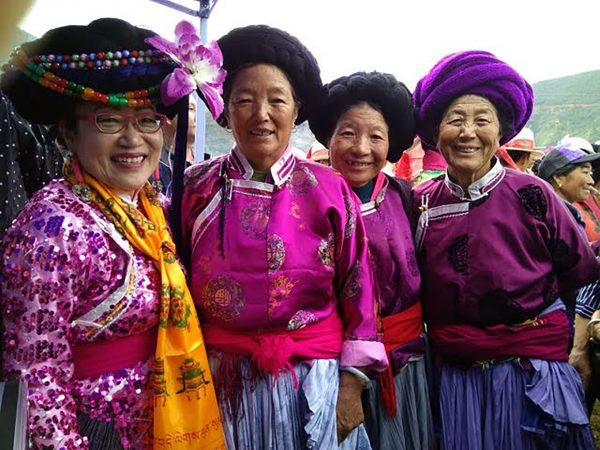 Nếu nam và nữ bộ tộc Mosuo yêu nhau, muốn ở bên nhau thì họ chỉ cần nắm tay đi hết cầu Tẩu Hôn. Đây được xem là nghi thức hẹn thề đính ước giữa họ. Sau đó, người nam sẽ đến nhà người nữ ở rồi trở về nhà của mình khi trời sáng.