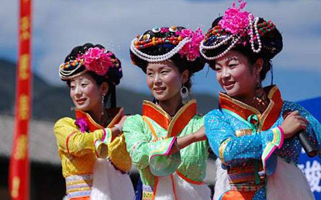 Phụ nữ Mosuo luôn đóng vai trò làm gia trưởng và tộc trưởng. Họ đều không kết hôn. Họ có phong tục độc đáo gọi là "tẩu hôn" (có nghĩa "nam không lấy vợ, nữ không gả chồng"). Họ sống theo chế độ "hôn nhân" không có sự ràng buộc về kinh tế hay quy định của pháp luật.