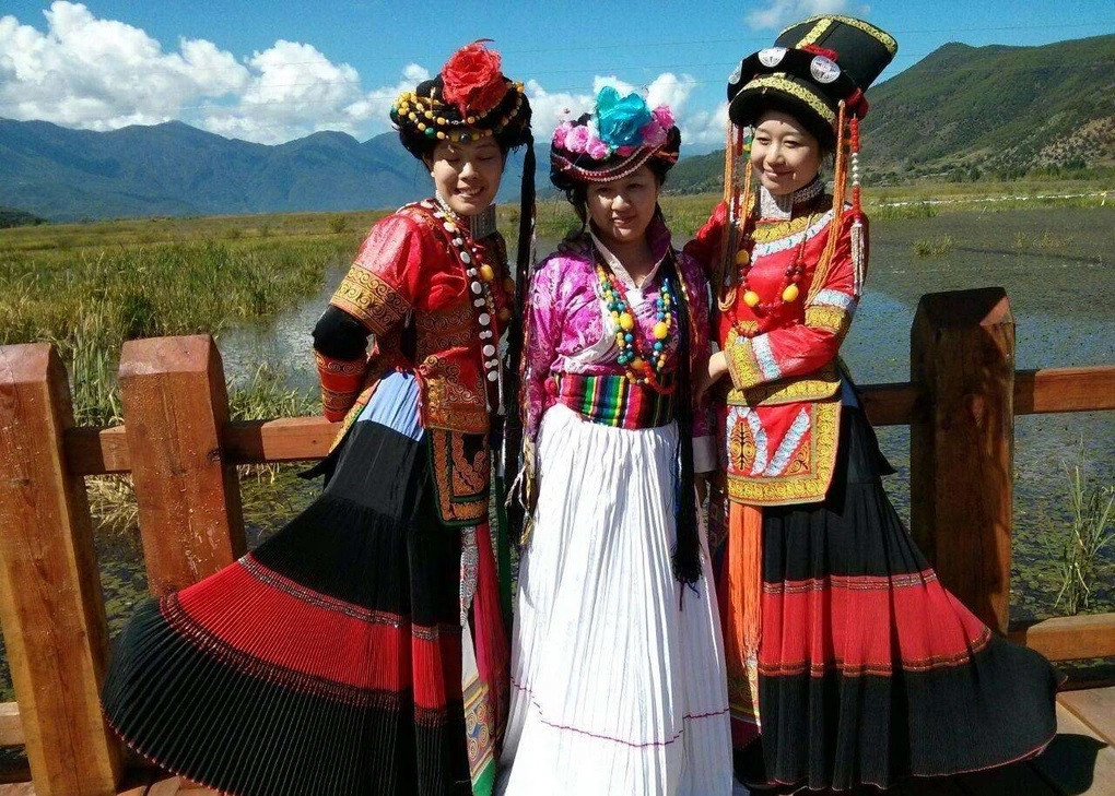 Người Mosuo (Ma Thoa) sinh sống ở bên hồ Lugu thuộc tỉnh Vân Nam, Trung Quốc từ hàng ngàn năm nay. Từ xưa đến nay, họ vẫn giữ chế độ xã hội mẫu hệ và mọi thứ do người phụ nữ làm chủ.