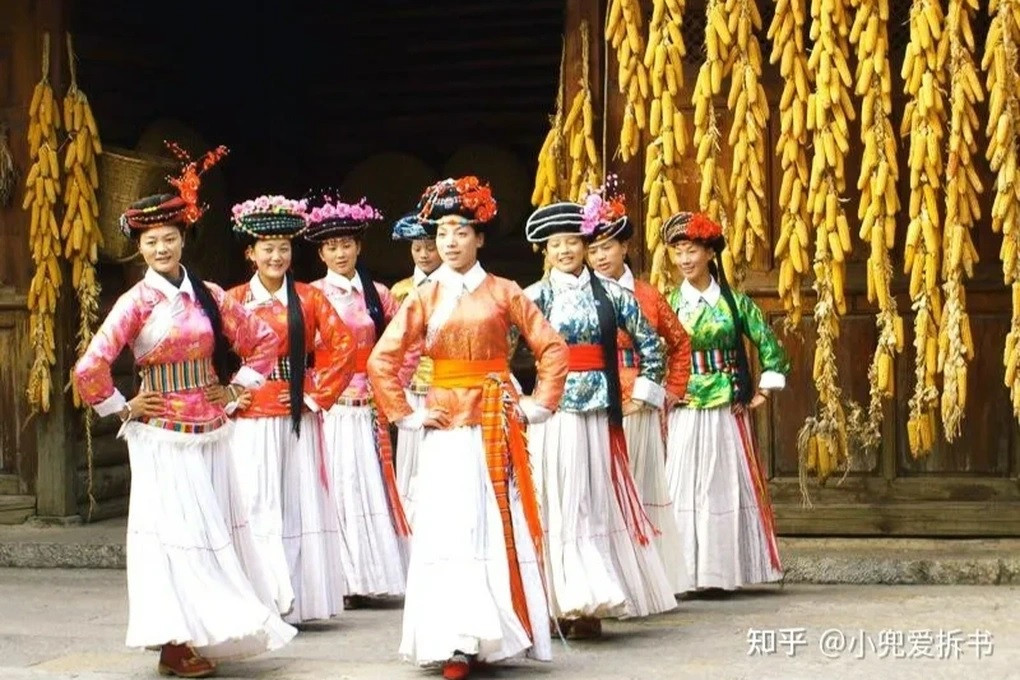 Trong "Tây Du Ký", nhà văn Ngô Thừa Ân có nhắc tới một vùng đất gọi là Nữ Nhi Quốc. Đây là vùng đất không có nam giới, chỉ toàn phụ nữ. Do vậy, phái đẹp hoàn toàn quyền quyết định mọi chuyện trong vương quốc. Trên thực tế, một số nơi trên thế giới được ví như " Nữ Nhi Quốc" ngoài đời thật. Trong số này có bộ tộc Mosuo ở Trung Quốc.