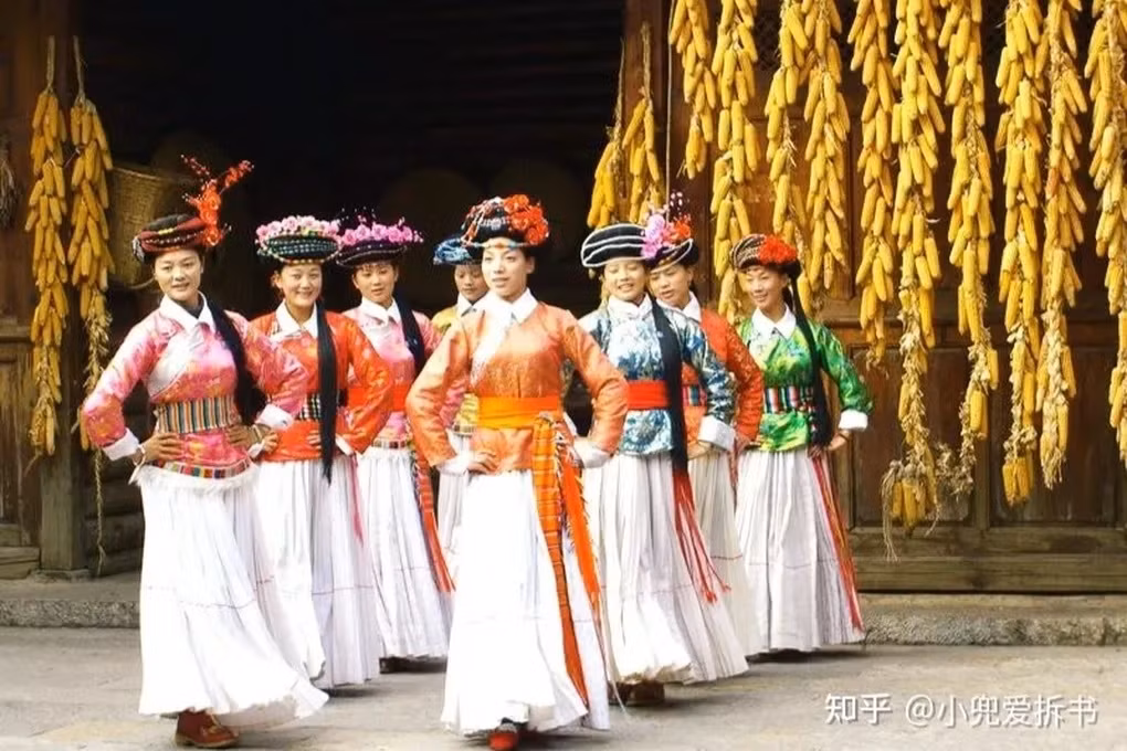 Trong "Tây Du Ký", nhà văn Ngô Thừa Ân có nhắc tới một vùng đất gọi là Nữ Nhi Quốc. Đây là vùng đất không có nam giới, chỉ toàn phụ nữ. Do vậy, phái đẹp hoàn toàn quyền quyết định mọi chuyện trong vương quốc. Trên thực tế, một số nơi trên thế giới được ví như " Nữ Nhi Quốc" ngoài đời thật. Trong số này có bộ tộc Mosuo ở Trung Quốc.