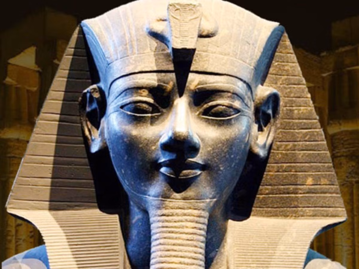 Tính đến nay, các chuyên gia tìm thấy khá nhiều bức tượng tạc pharaoh Amenhotep III. Ông có nhiều bức tượng còn sót lại hơn bất kỳ vị vua nào khác.