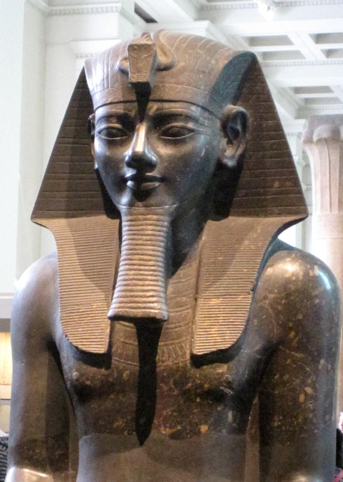 Trước khi băng hà năm 1353 trước Công nguyên, Amenhotep III truyền lại ngai vàng cho con trai là pharaoh Amenhotep IV. Người kế thừa ngai vàng sau khi pharaoh Amenhotep IV qua đời là người con trai Tutankhamun (cháu nội của pharaoh Amenhotep III). Tutankhamun trở thành một trong những vị pharaoh nổi tiếng nhất Ai Cập sau khi các nhà khảo cổ tìm thấy lăng mộ nguyên vẹn của ông tại Thung lũng các vị vua vào năm 1922.