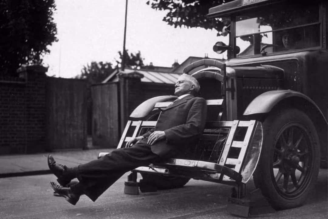 Vào những năm 1930, nhà phát minh A.J. Grafham đã sáng chế ra một tấm chắn cao su trang bị phía trước ô tô nhằm bảo vệ người đi bộ khỏi bị thương trong trường hợp bị phương tiện này đâm trúng.