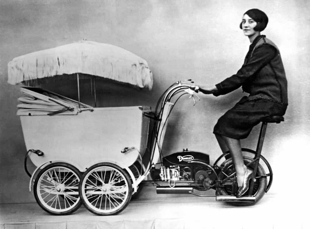 Sáng chế Pramobile được "trình làng" vào những năm 1920. Phương tiện này có thể di chuyển với tốc độ tối đa là hơn 24 km/giờ. Cha mẹ có thể chở theo con cái đi chơi khắp nơi với phương tiện này.