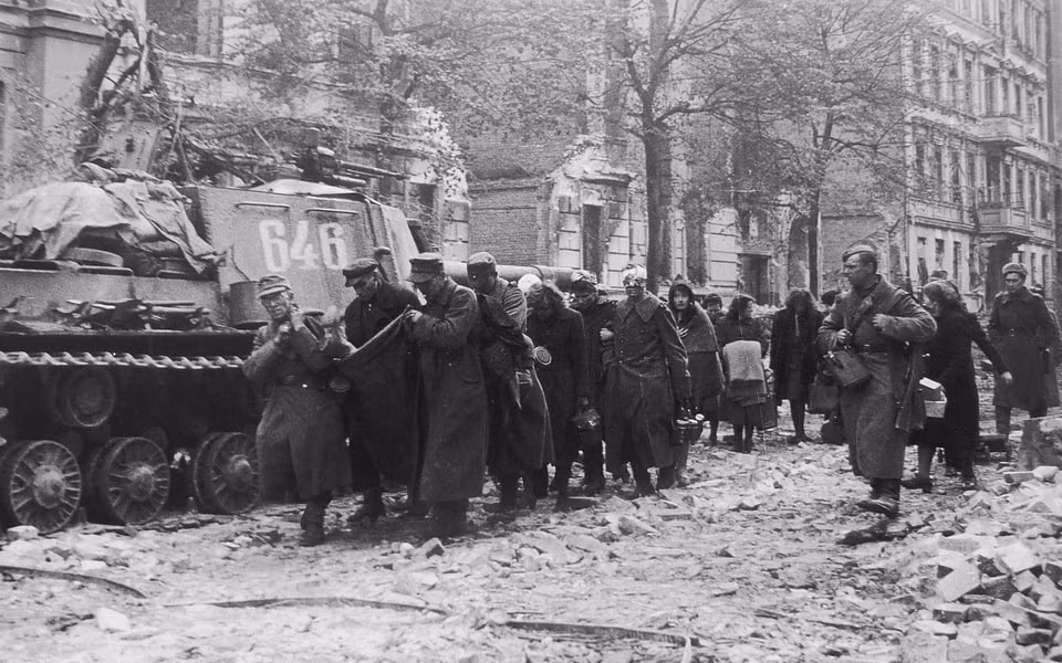 Vào trưa ngày 30/4/1945, Tập đoàn quân Xung kích số 3 của Liên Xô thực hiện cuộc tiến công vào Trụ sở Quốc hội Đức. Theo đó, hàng chục khẩu pháo và xe tăng nã đạn pháo vào tòa nhà mang tính biểu tượng của phát xít Đức.