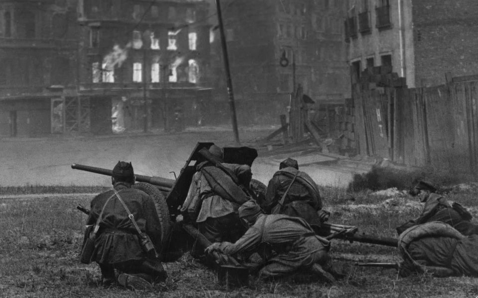 Binh sĩ phát xít Đức cũng sử dụng hỏa lực mạnh để cản bước tiến công của binh lính Liên Xô. Hai bên giữ thế giằng co trong suốt nhiều tiếng đồng hồ.