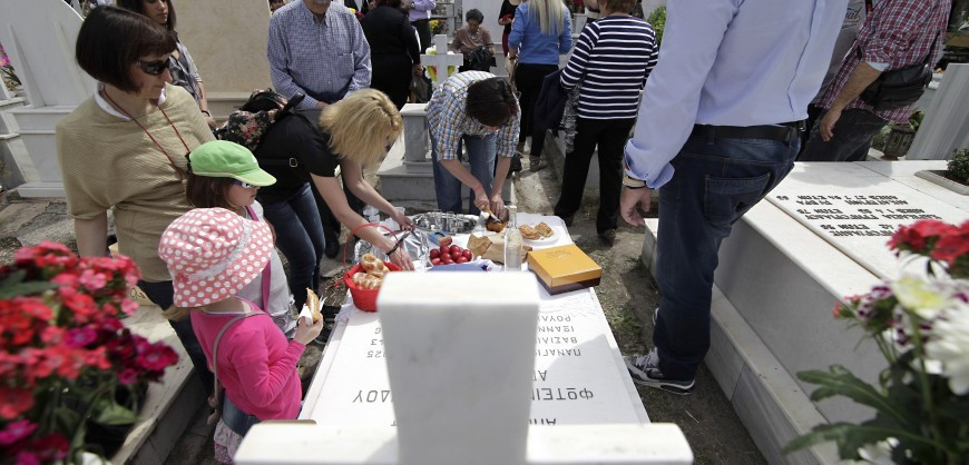 Người Pontics ở làng Rizana, Hy Lạp gây chú ý với một phong tục truyền thống độc đáo. Đó là tập tục " đi dã ngoại cùng người chết".