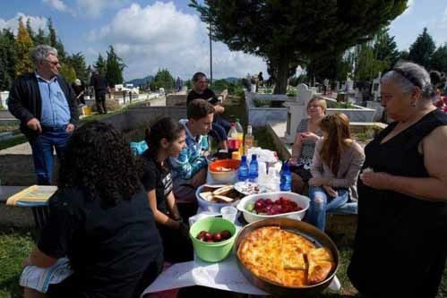 Mỗi gia đình sẽ đến trước ngôi mộ của người thân đã mất rồi bày trí những thứ mang theo trong "chuyến dã ngoại" đặc biệt này.