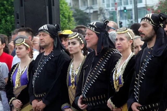 Theo thời gian, phong tục "đi dã ngoại cùng người chết" dần thu nhỏ lại khi nhiều người Pontics đi làm ăn xa không thể về quê trong dịp này.