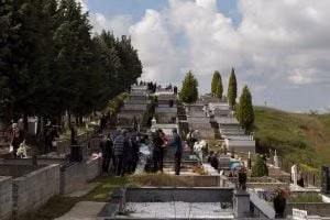 Vào ngày này, các gia đình người Pontics sẽ cùng nhau đi đến nghĩa trang địa phương. Họ mang theo bàn, ghế, khăn trải bàn, thức ăn, rượu, hoa quả và nến.